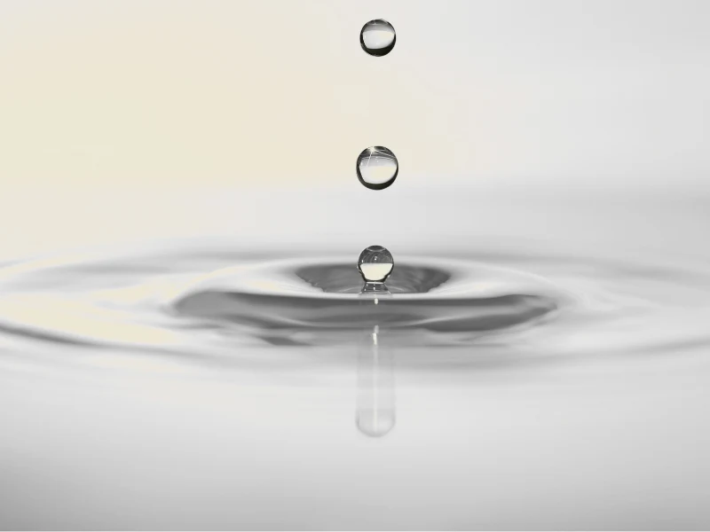 Waterdruppel die rimpelingen veroorzaakt — energie die door het lichaam stroomt